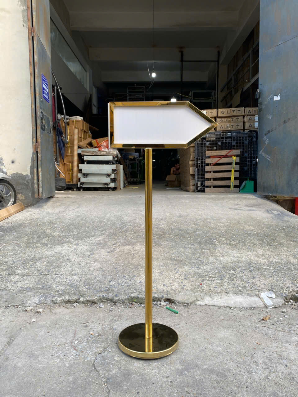 Mẫu biển chỉ dẫn inox vàng hiện đại